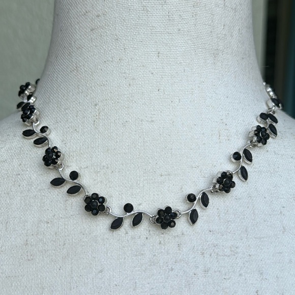 Jewelry - Dainty flower necklace - NWOT